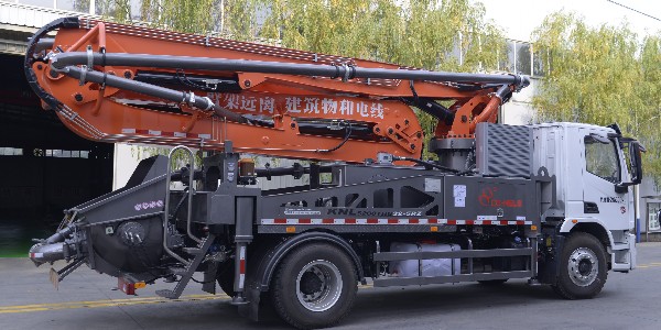 泵車用于混凝土的輸送，除此以外的用途都是危險的