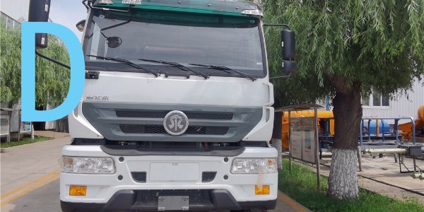 雨天路滑，泵車(chē)小心施工