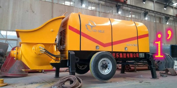 混凝土輸送泵作業時，為什么要及時將管倒換方位使用？